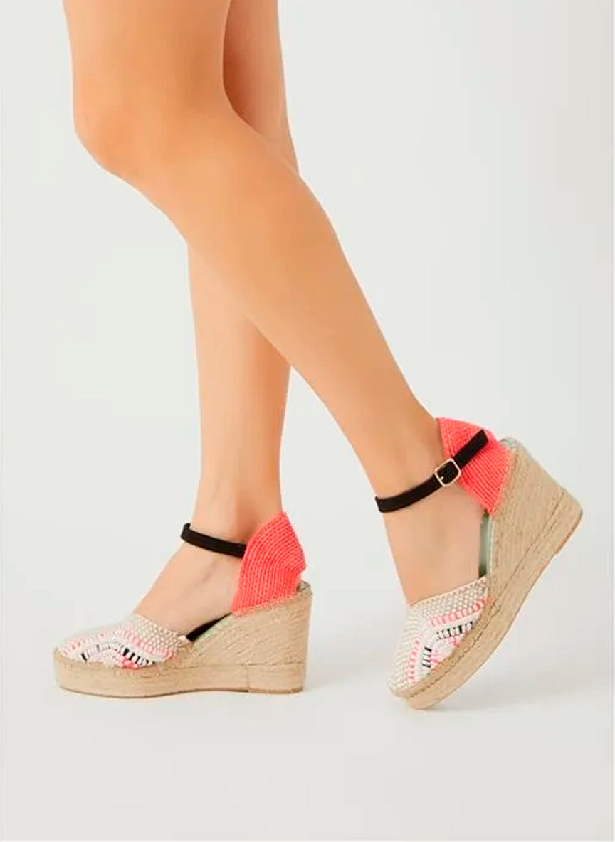 Alpargatas fuxia flúor con pulsera negra | Carinae 146