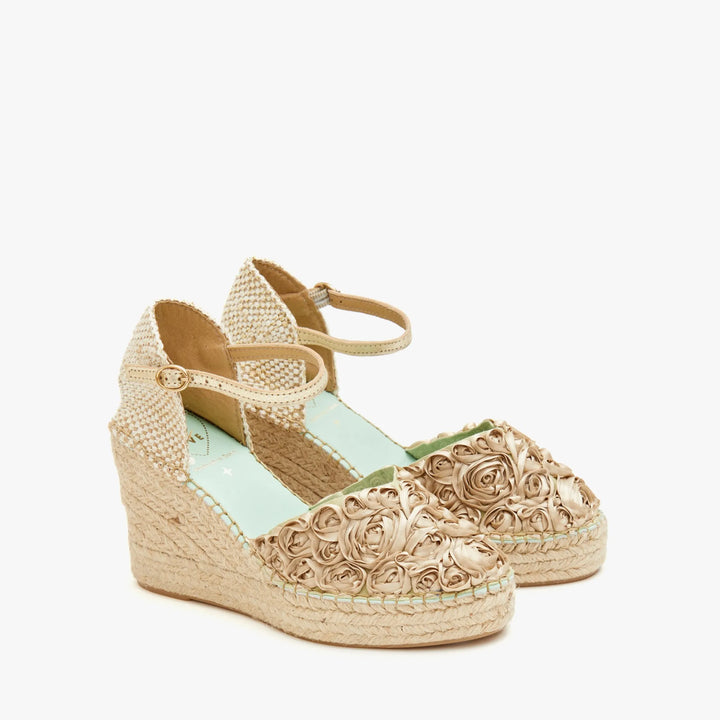 Cuñas beige de novia con flores | Carinae 148