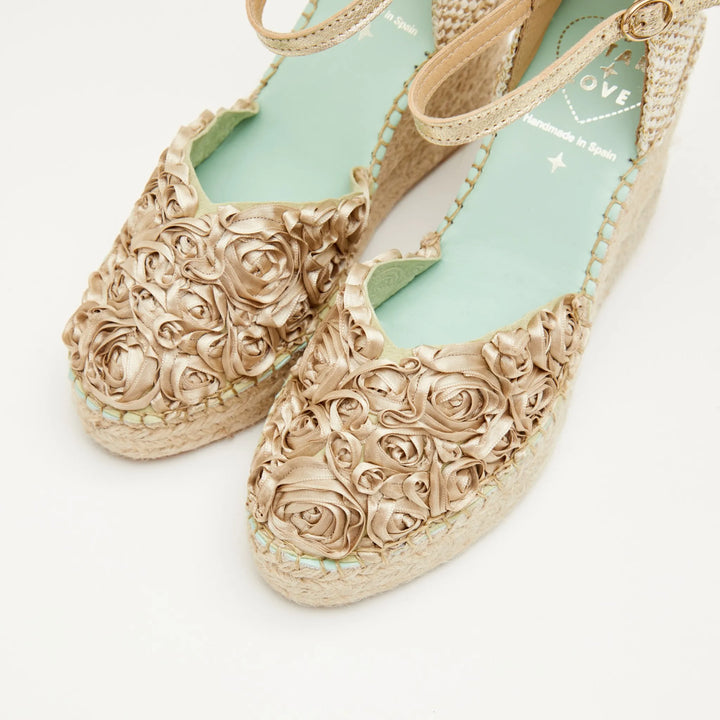 Cuñas beige de novia con flores | Carinae 148