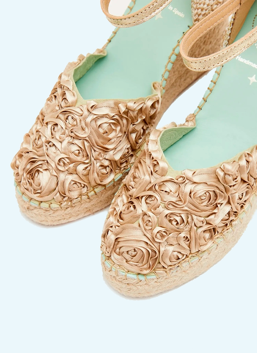 Cuñas beige de novia con flores | Carinae 148