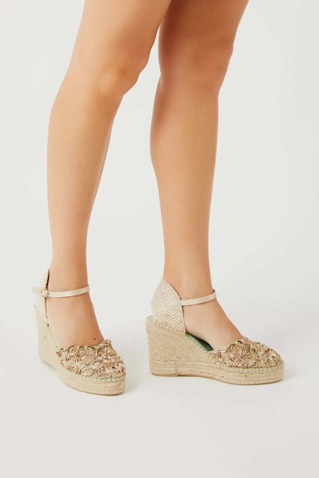 Cuñas beige de novia con flores | Carinae 148