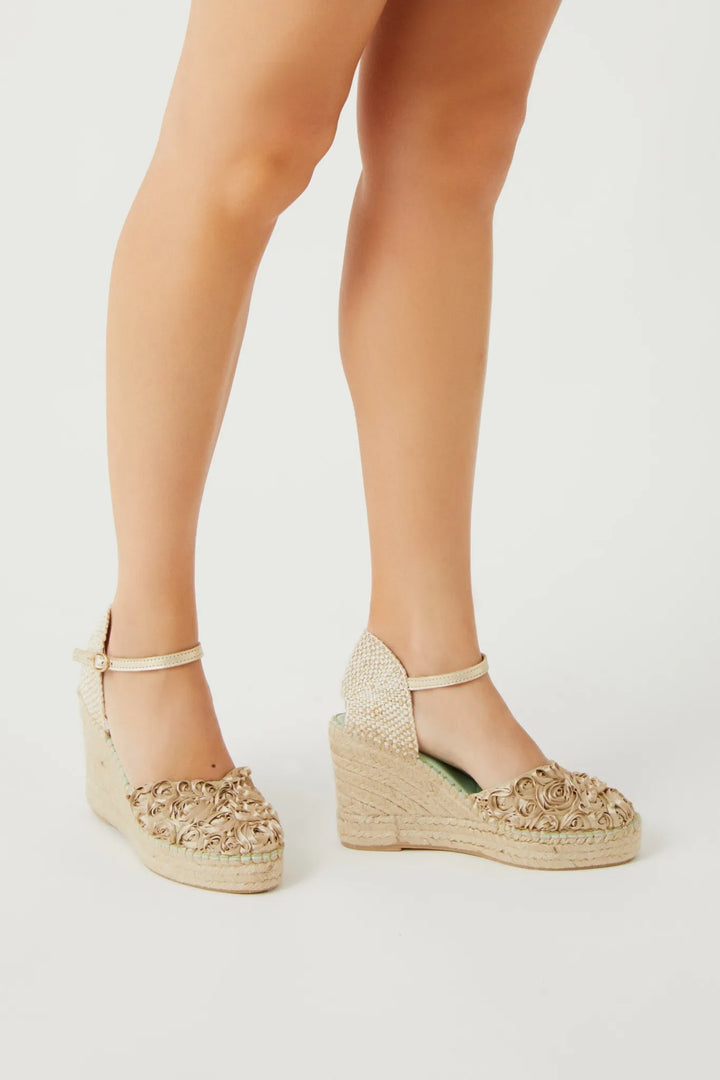 Cuñas beige de novia con flores | Carinae 148