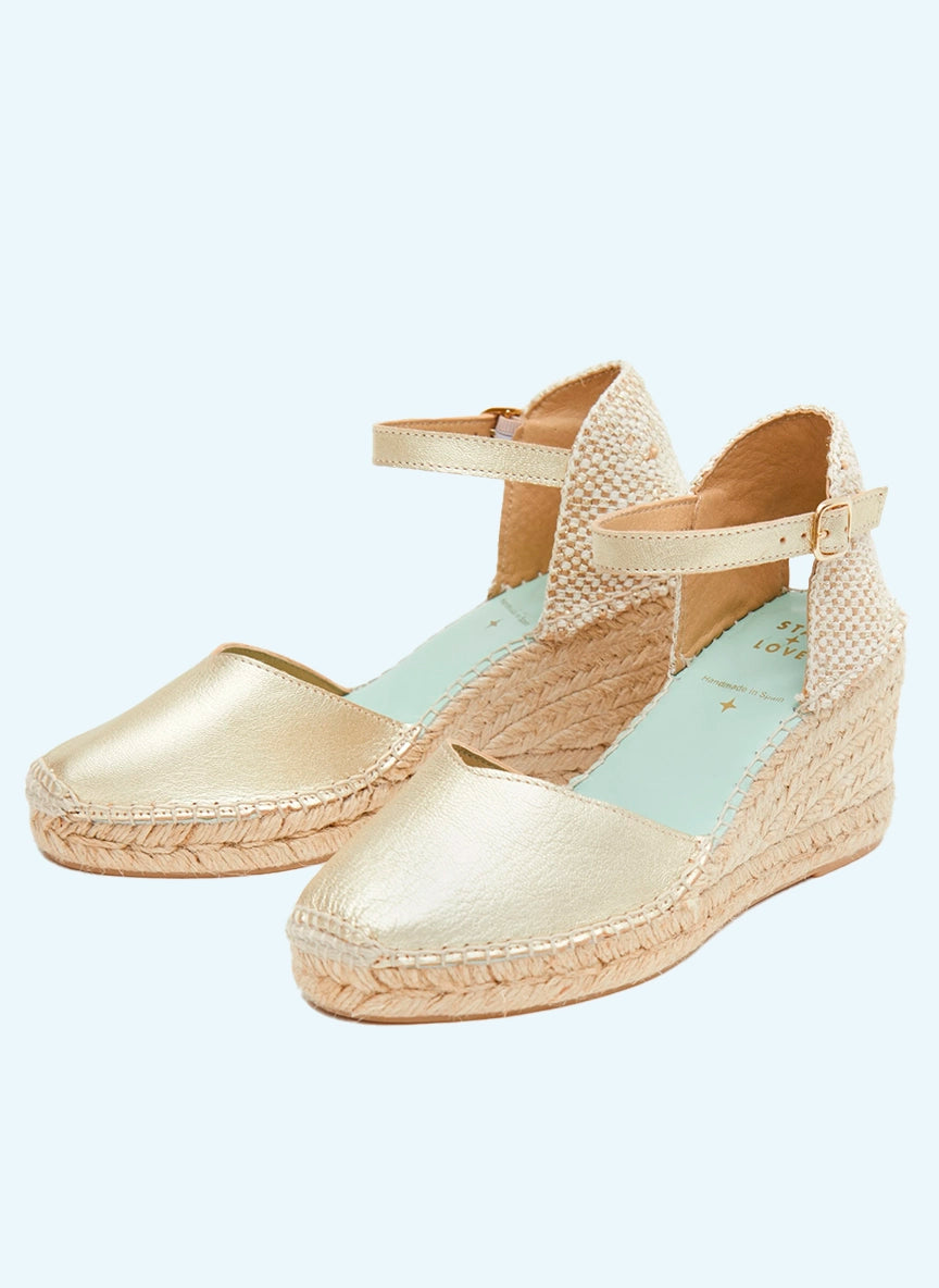 Alpargatas de cuña alta en piel metalizada color platino | Carinae