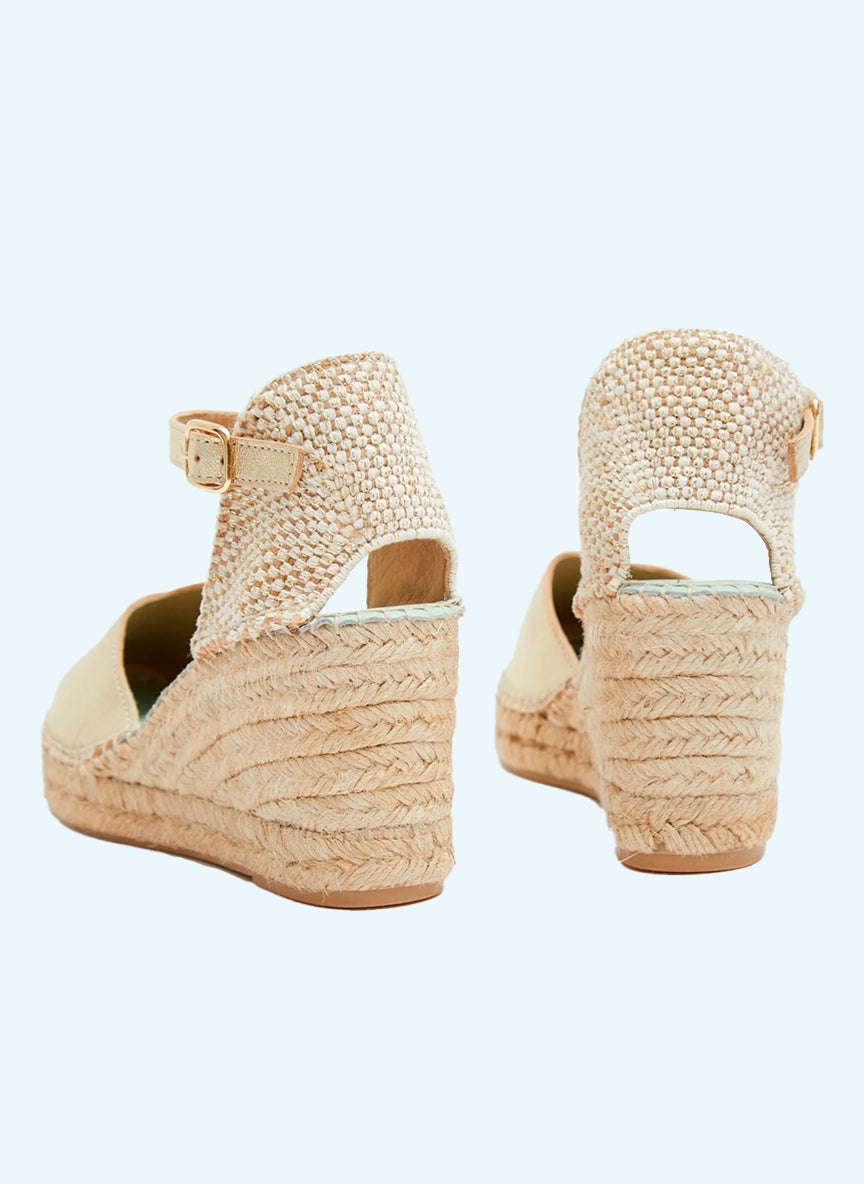 Alpargatas de cuña alta en piel metalizada color platino | Carinae