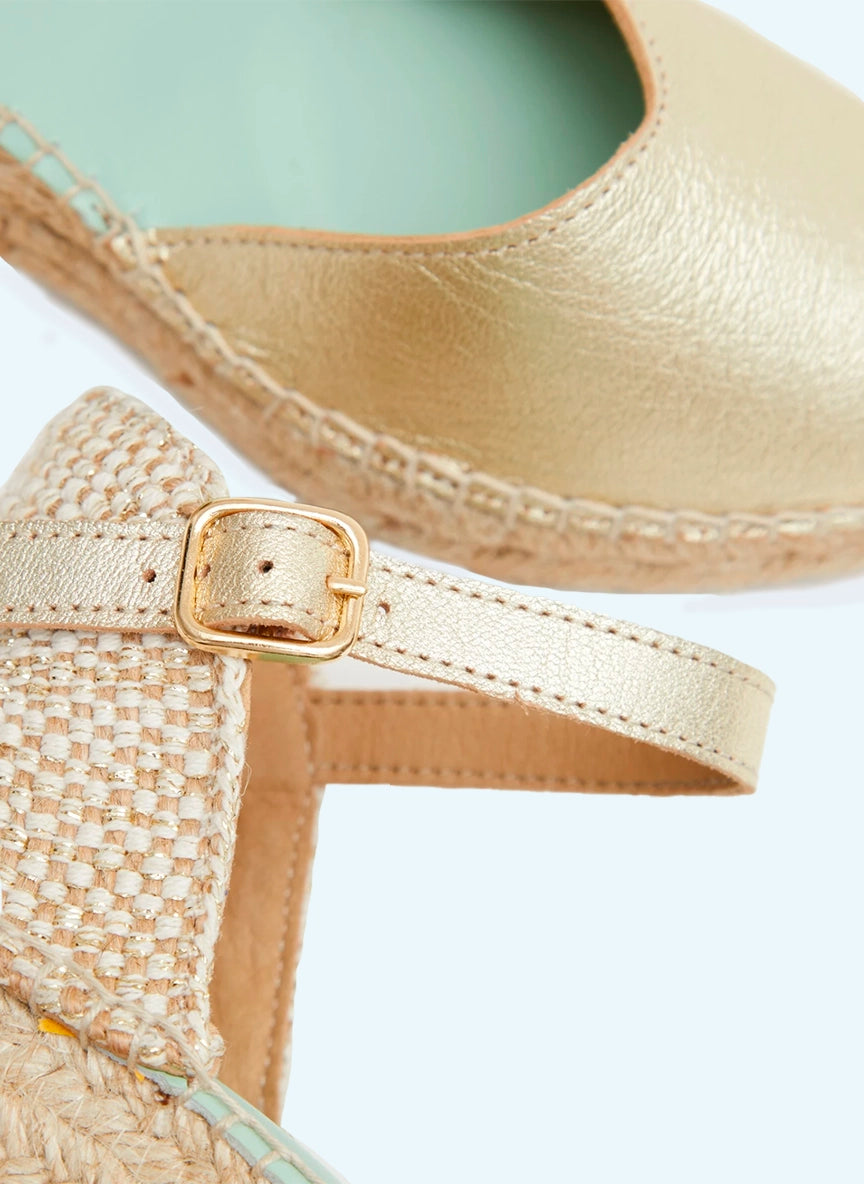 Alpargatas de cuña alta en piel metalizada color platino | Carinae