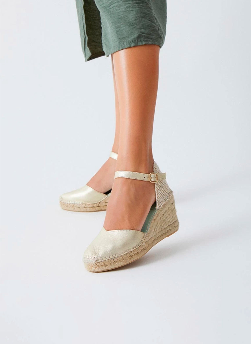 Alpargatas de cuña alta en piel metalizada color platino | Carinae