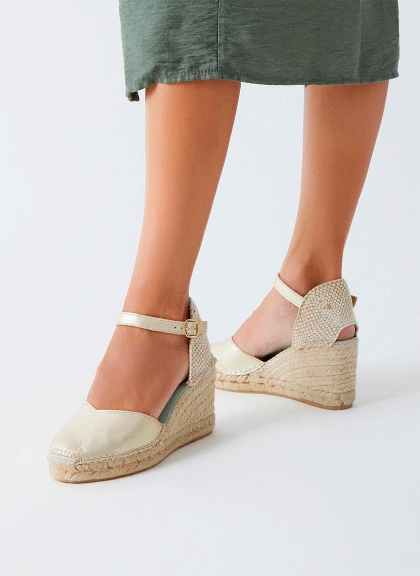 Alpargatas de cuña alta en piel metalizada color platino | Carinae