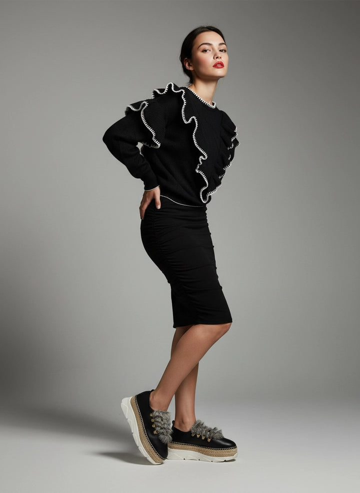 Jersey negro con volantes y ribetes blancos | Carla