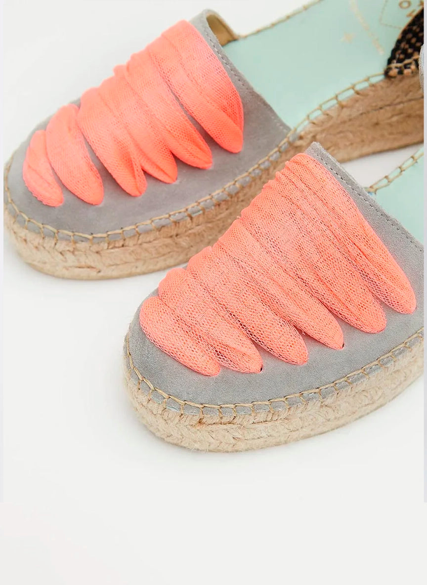 Alpargatas con pulsera con tul rosa coral flúor | Casiopea 121