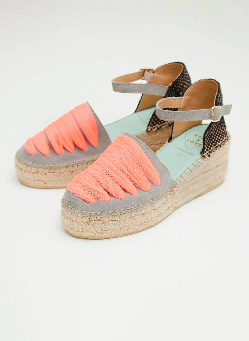 Alpargatas con pulsera con tul rosa coral flúor | Casiopea 121