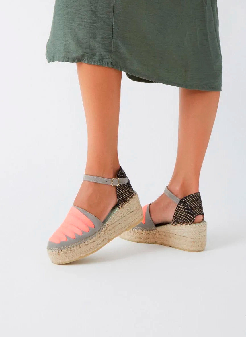 Alpargatas con pulsera con tul rosa coral flúor | Casiopea 121