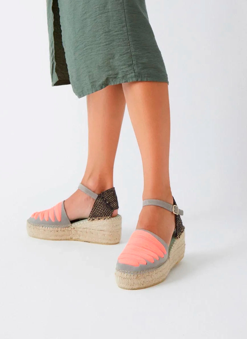 Alpargatas con pulsera con tul rosa coral flúor | Casiopea 121