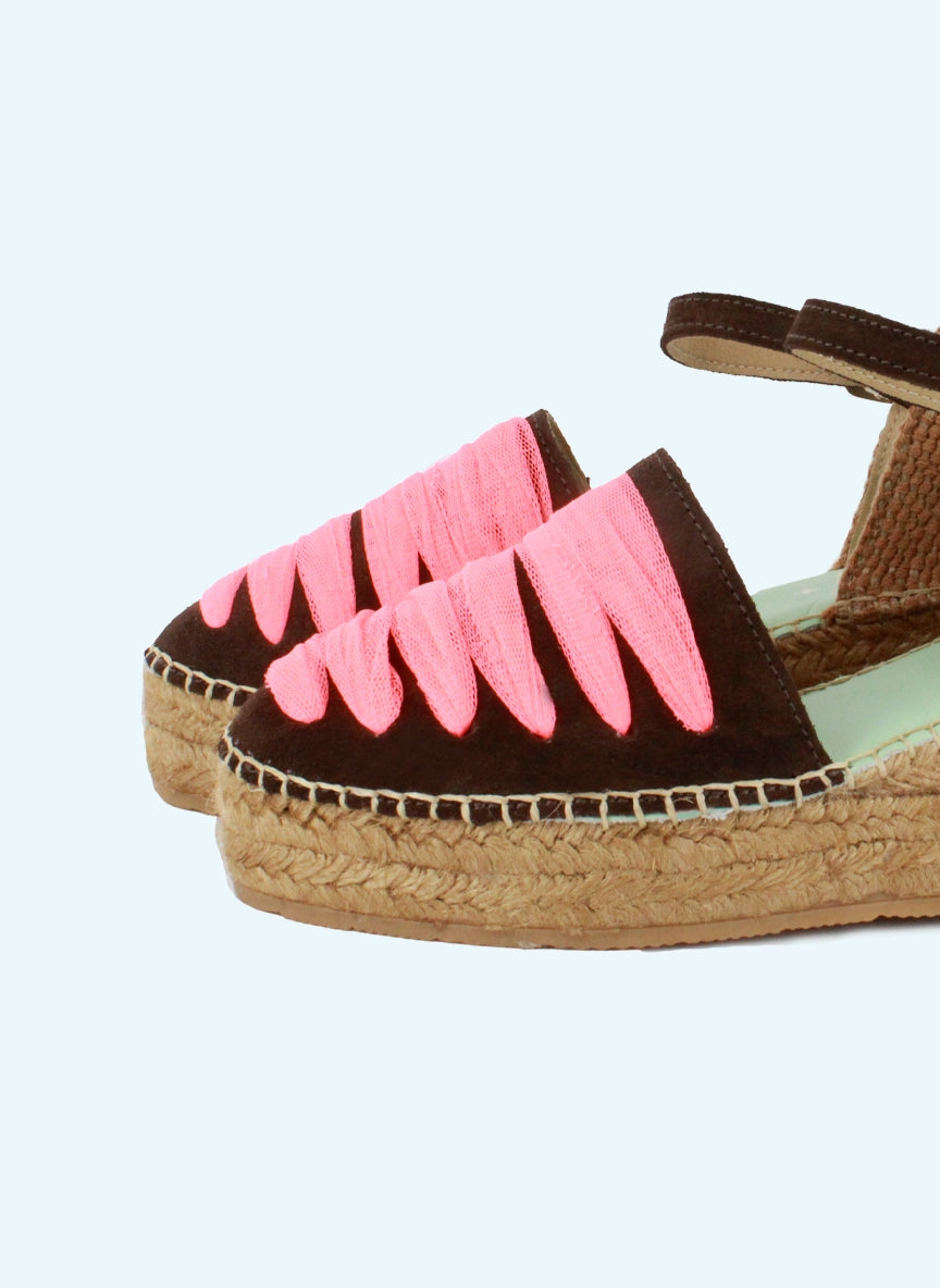 Alpargatas cuña media chocolate coral con hebilla |  Casiopea 13