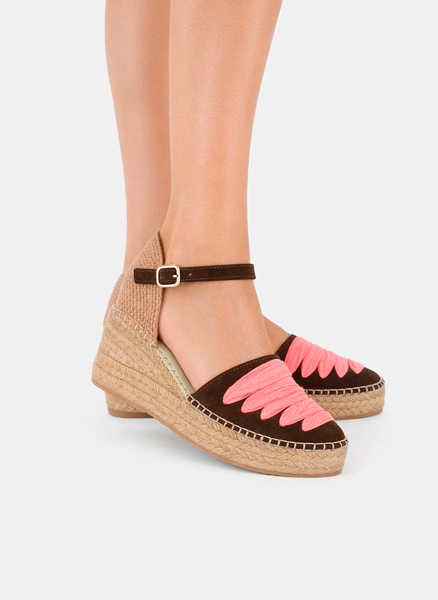 Alpargatas cuña media chocolate coral con hebilla |  Casiopea 13