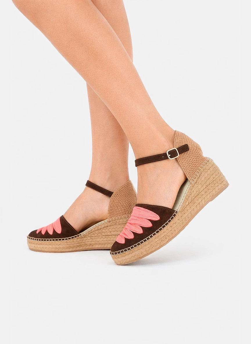 Alpargatas cuña media chocolate coral con hebilla |  Casiopea 13