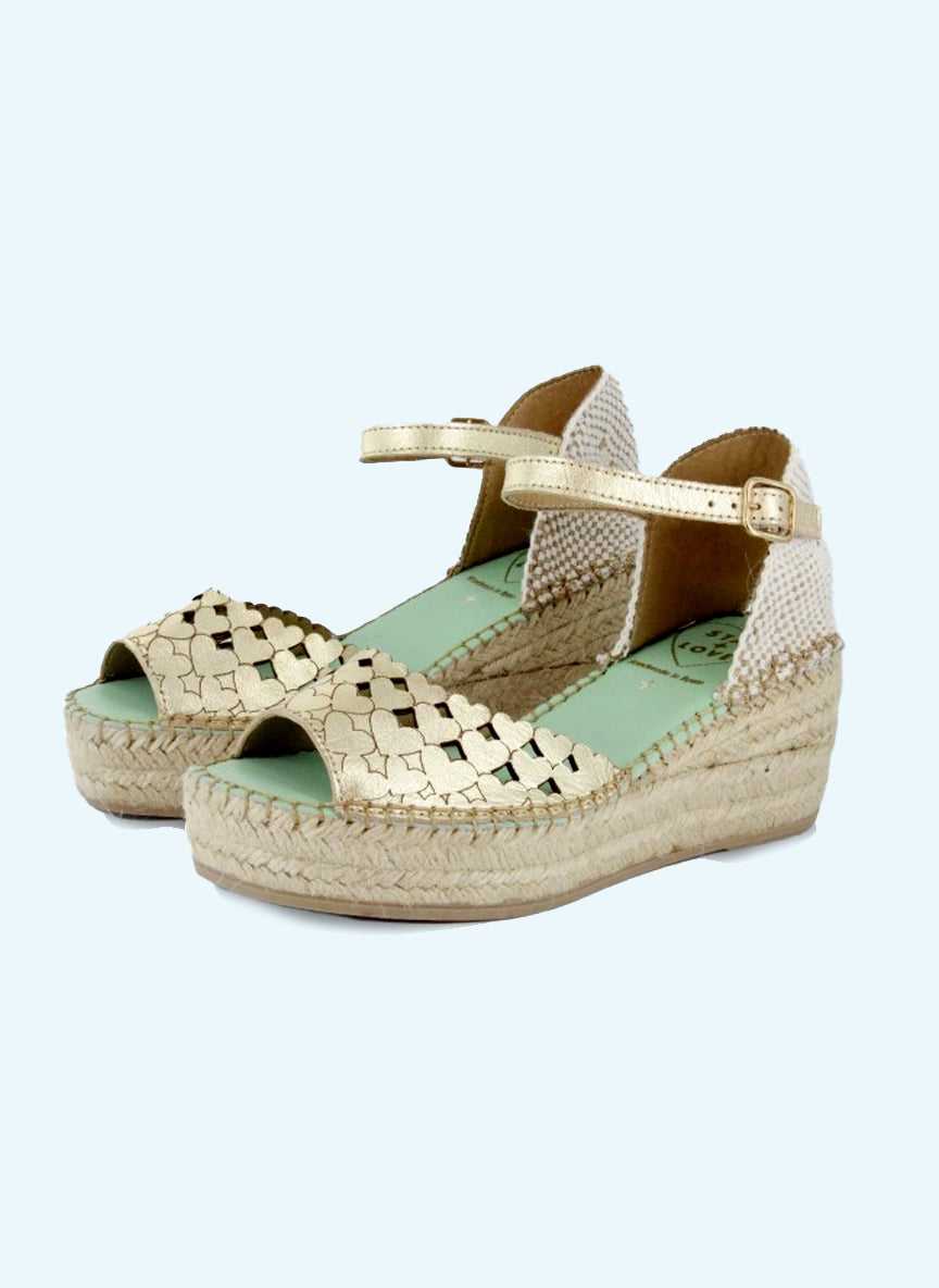 Alpargatas doradas cuña media con diseño corazones | Dalim 10