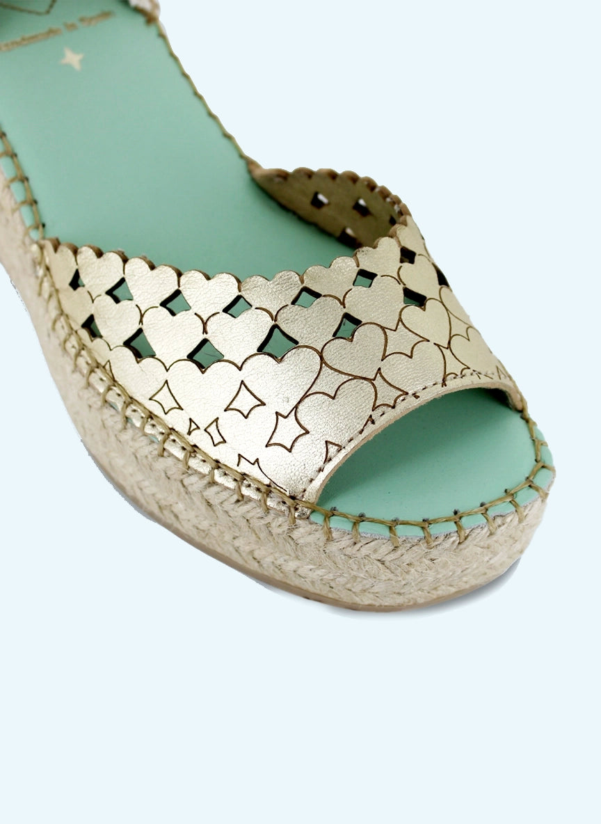 Alpargatas doradas cuña media con diseño corazones | Dalim 10