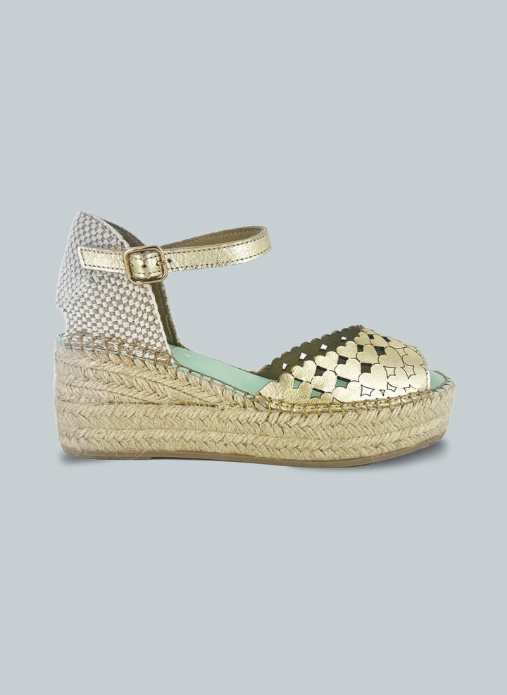 Alpargatas doradas cuña media con diseño corazones | Dalim 10