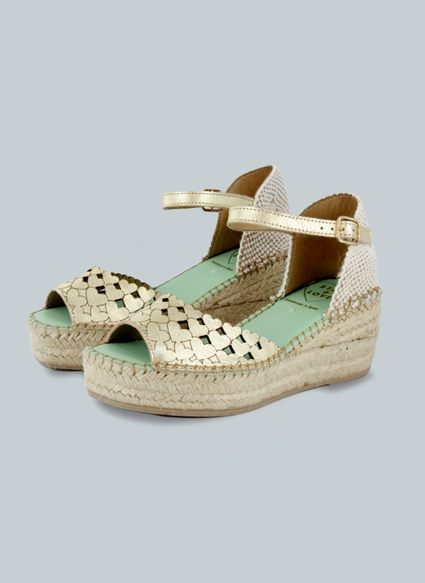 Alpargatas doradas cuña media con diseño corazones | Dalim 10