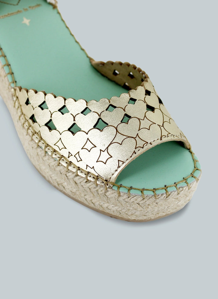 Alpargatas doradas cuña media con diseño corazones | Dalim 10