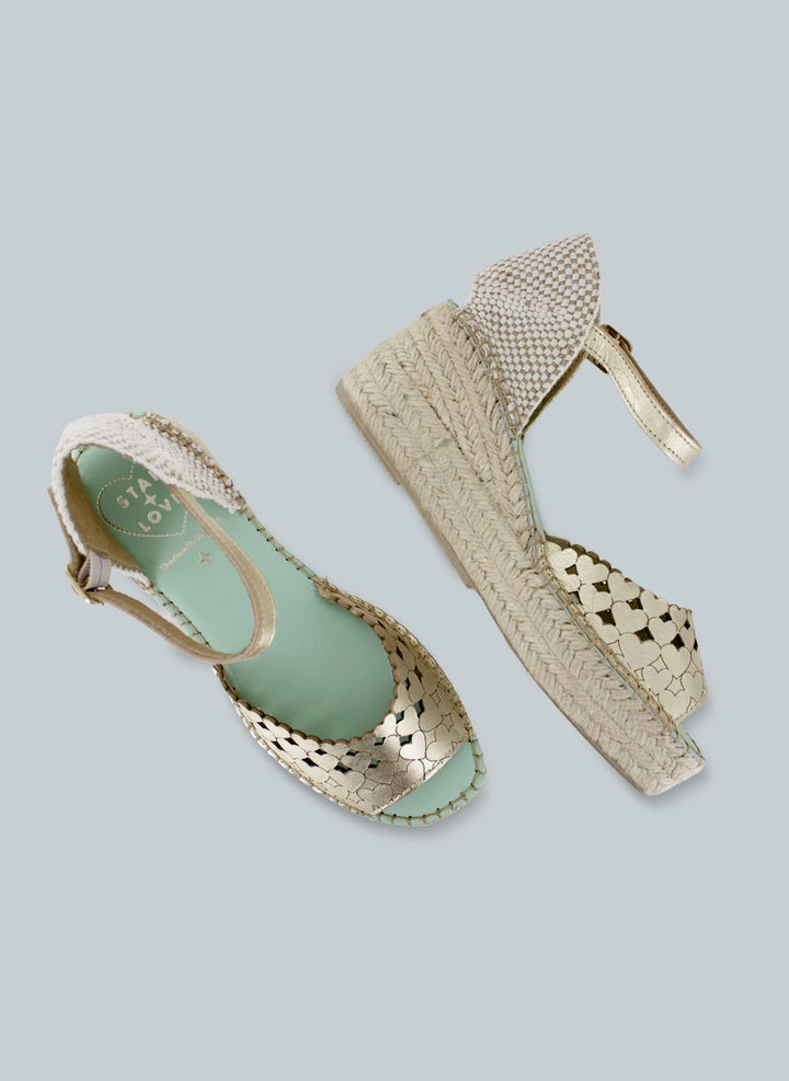 Alpargatas doradas cuña media con diseño corazones | Dalim 10