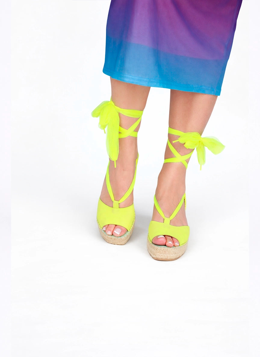 Sandalias cuña media amarillo flúor con cintas intercambiables | Enif 19