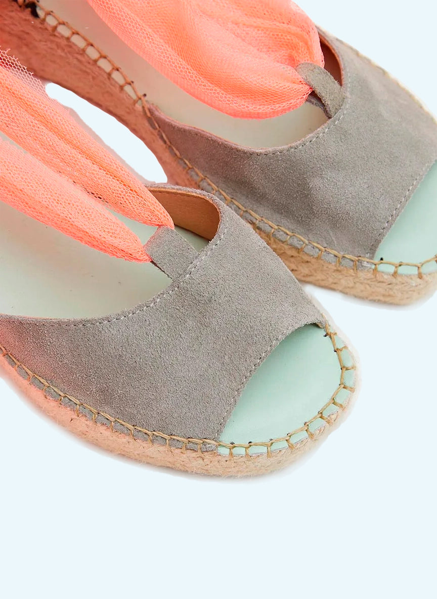 Alpargata con cuña media y cinta de tul color rosa coral | Enif 121