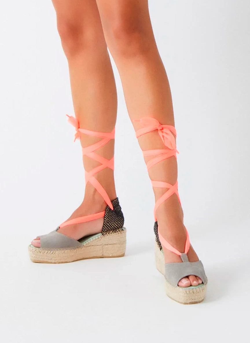 Alpargata con cuña media y cinta de tul color rosa coral | Enif 121