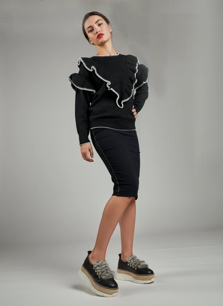 Jersey negro con volantes y ribetes blancos | Carla