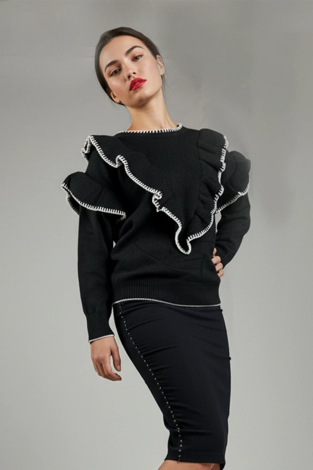 Jersey negro con volantes y ribetes blancos | Carla