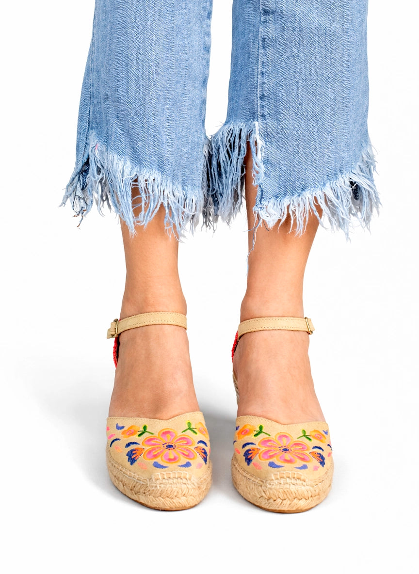 Alpargatas bordadas fluor cuña media | Libra 20