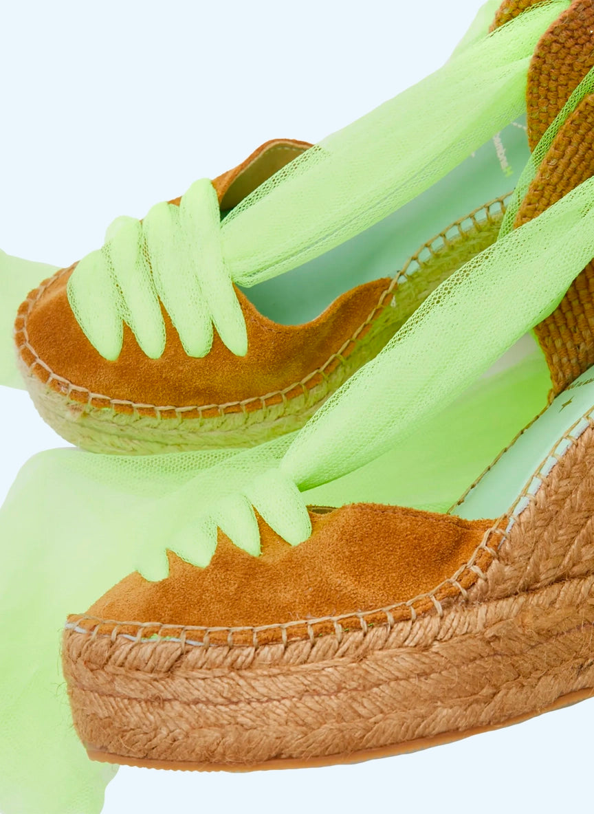 Cuñas canela y amarillo fluor con cinta de tul | Meridian 121