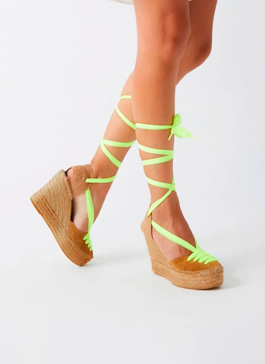 Cuñas canela y amarillo fluor con cinta de tul | Meridian 121