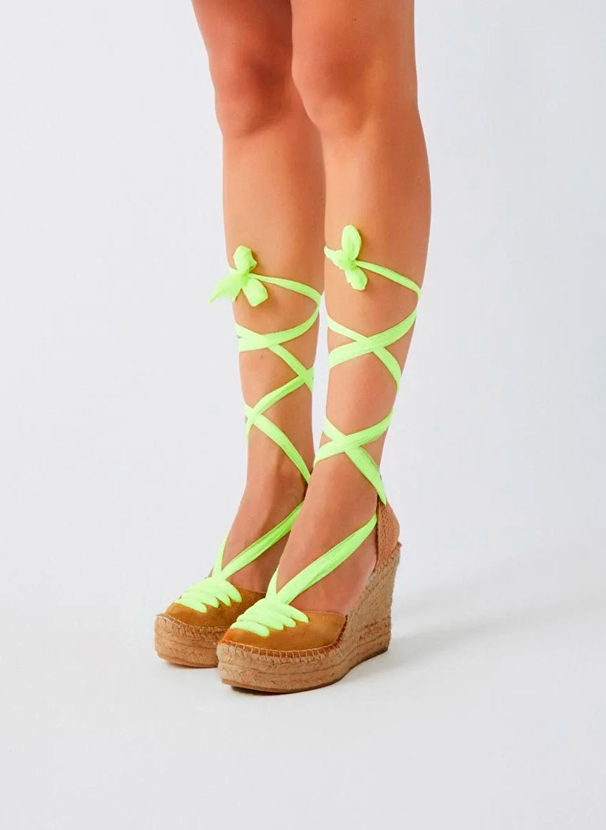 Cuñas canela y amarillo fluor con cinta de tul | Meridian 121