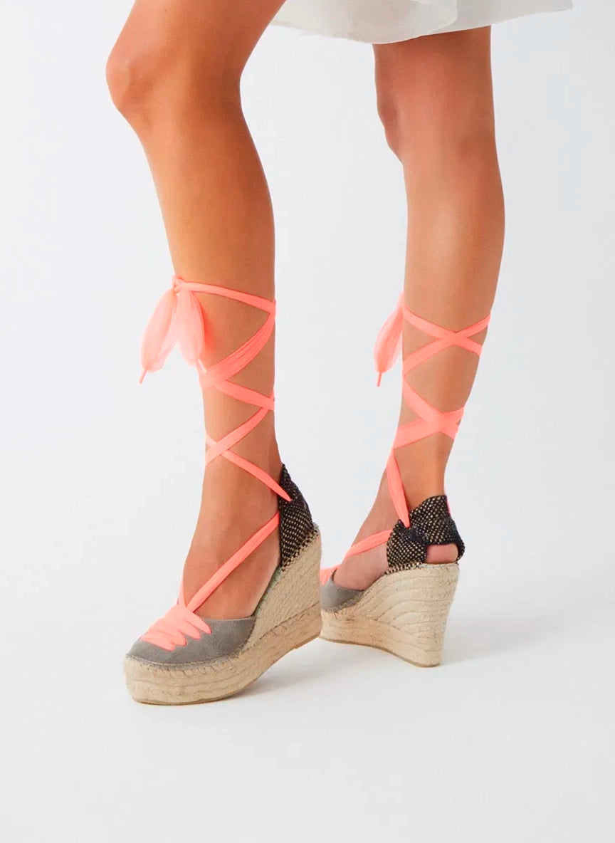 Alpargatas valenciana con cinta tul rosa coral fluor | Meridian 121