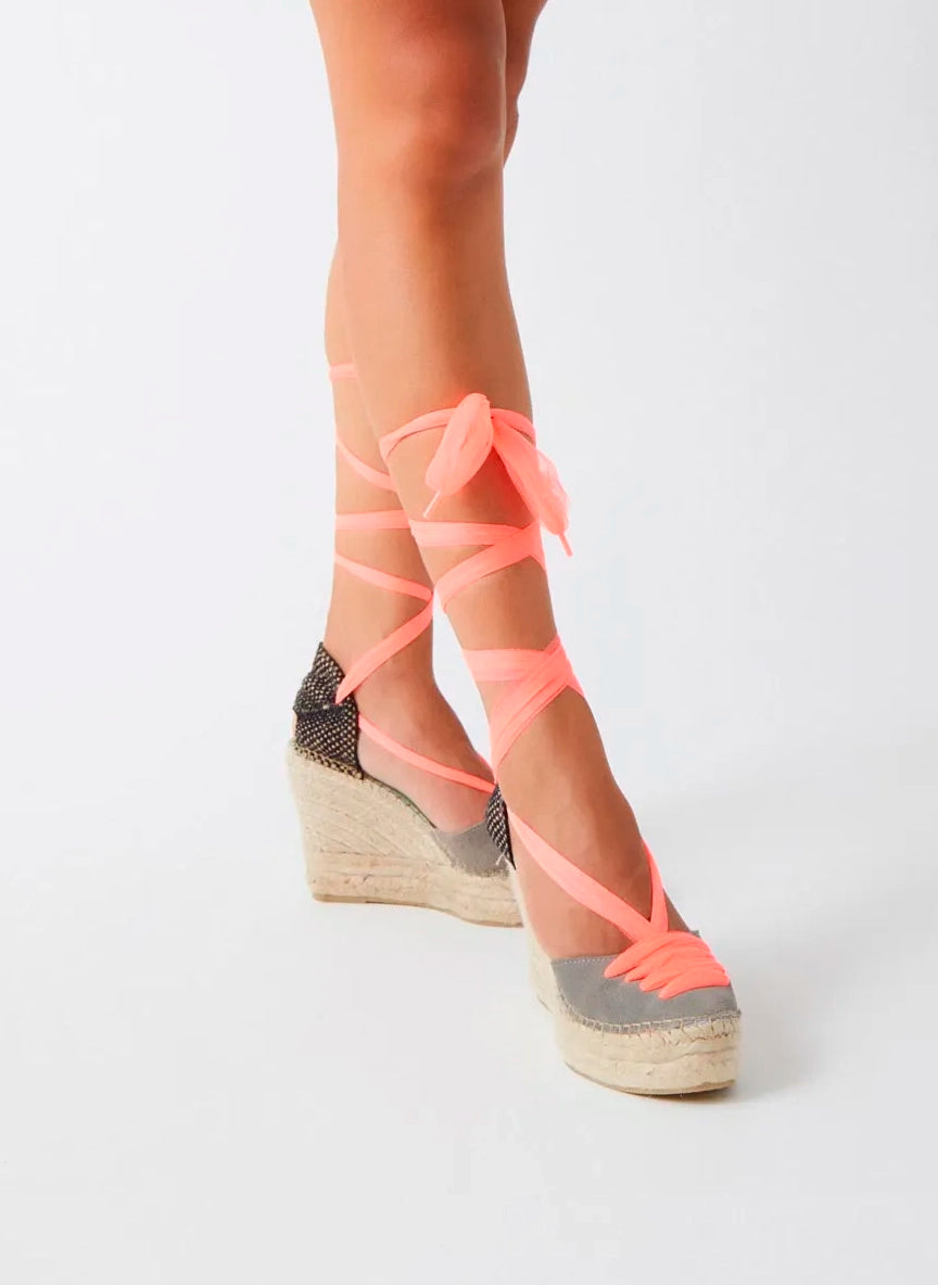 Alpargatas valenciana con cinta tul rosa coral fluor | Meridian 121