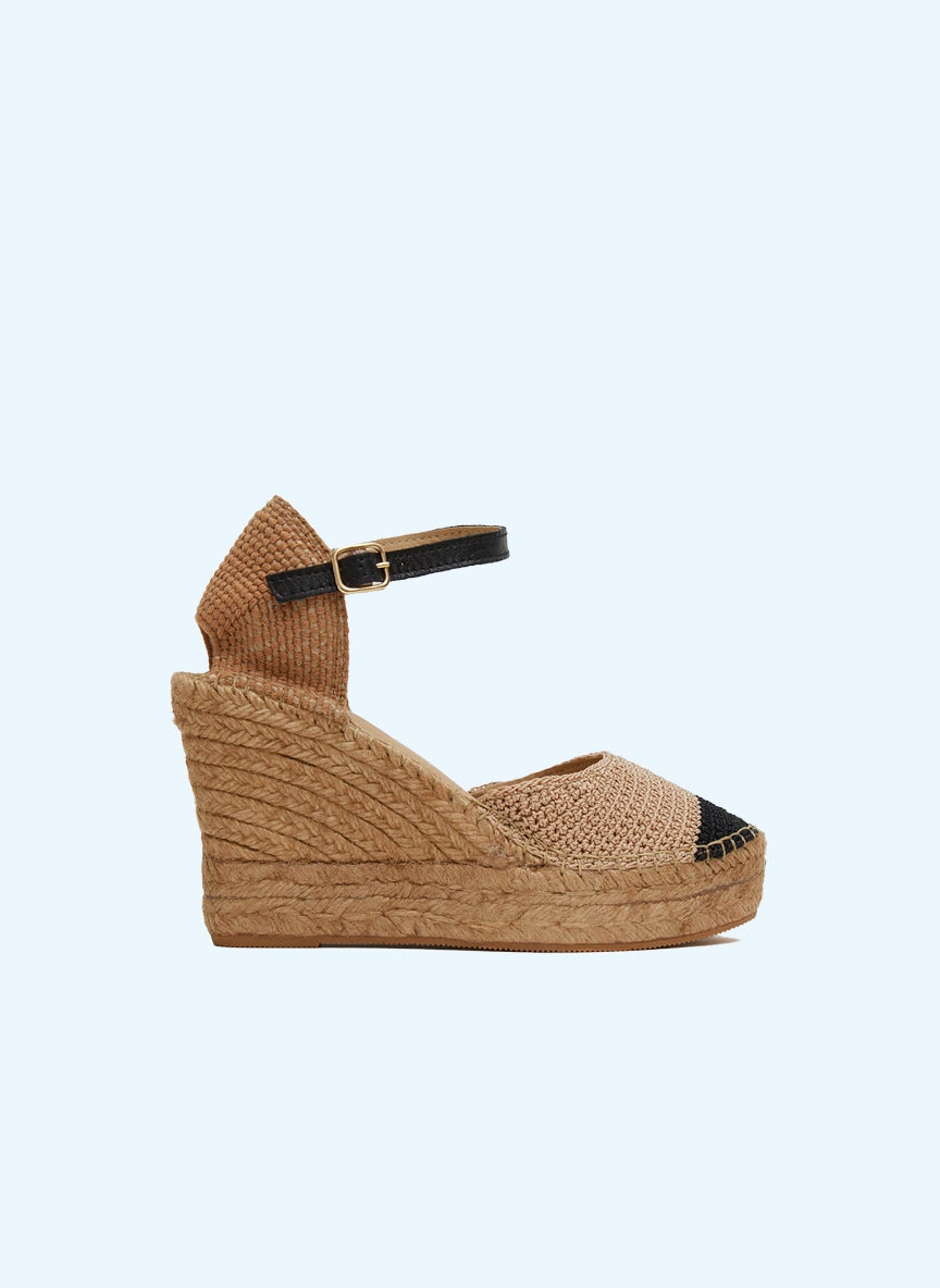 Alpargatas crochet color tostado y negro | Merope 117