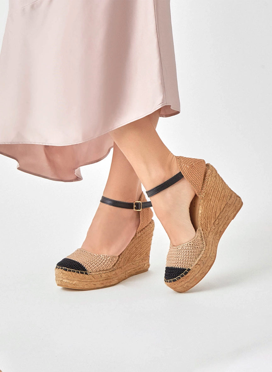 Alpargatas crochet color tostado y negro | Merope 117