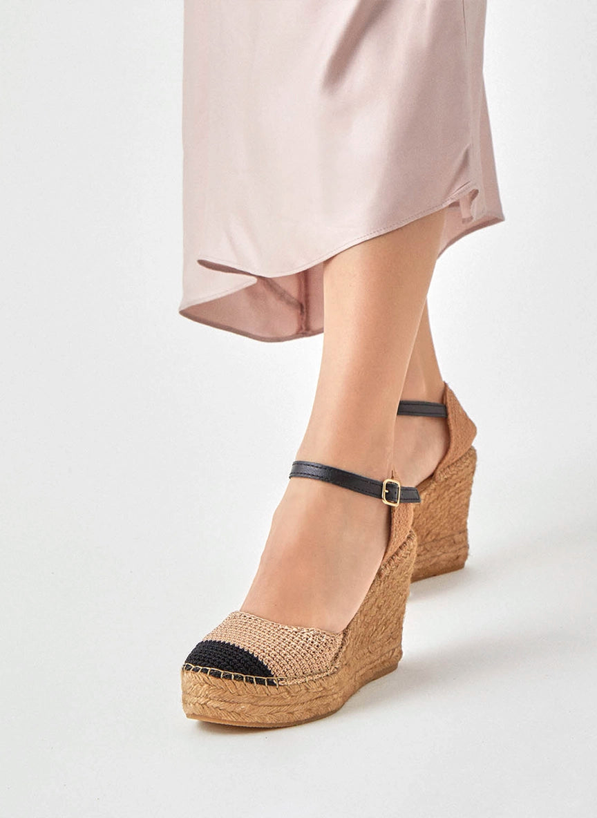 Alpargatas crochet color tostado y negro | Merope 117