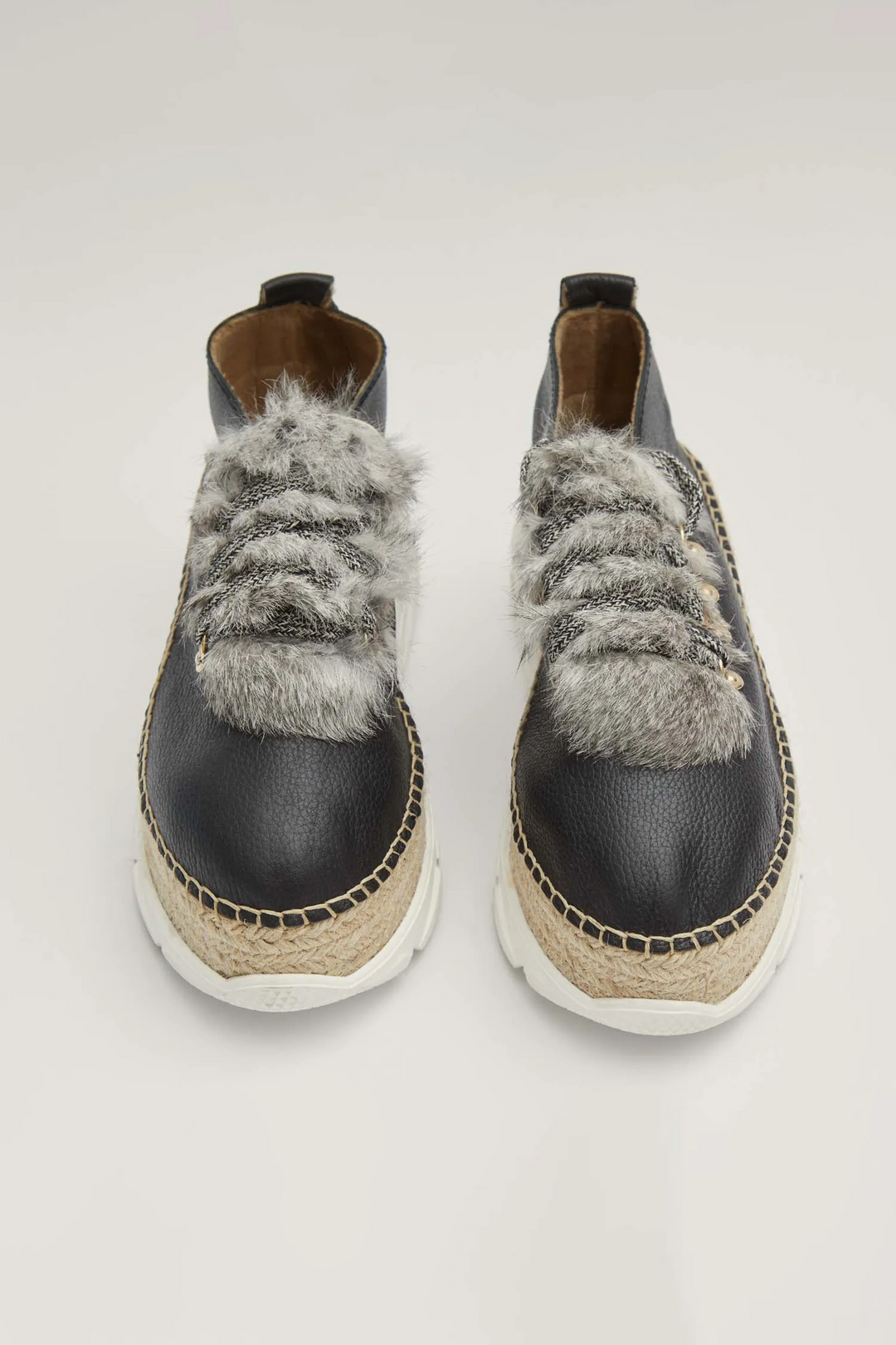 Sneakers de piel color negro y pelo con suela híbrida | Naos 31