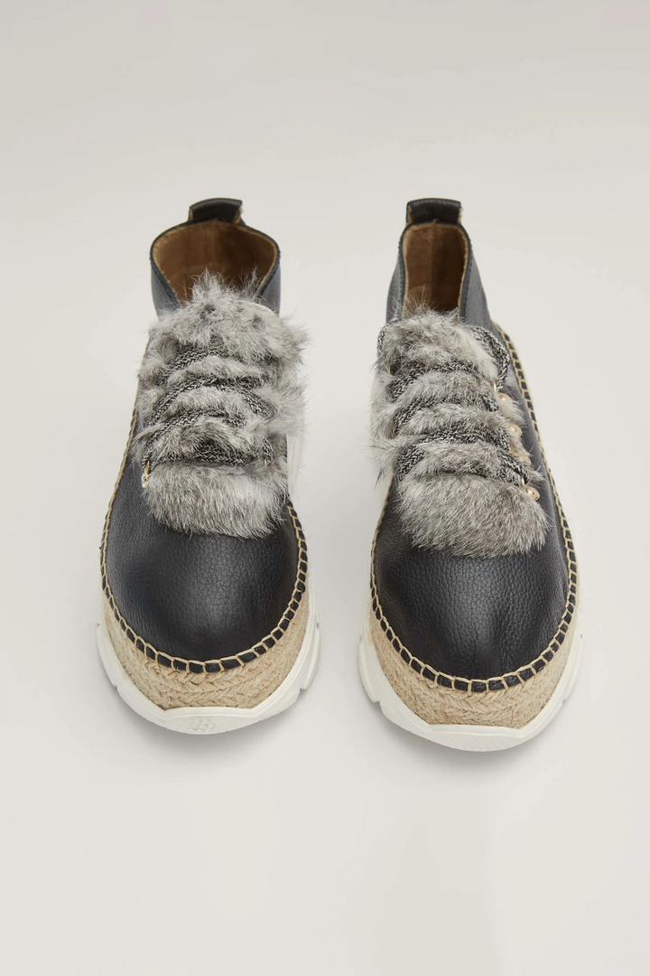 Sneakers de piel color negro y pelo con suela híbrida | Naos 31