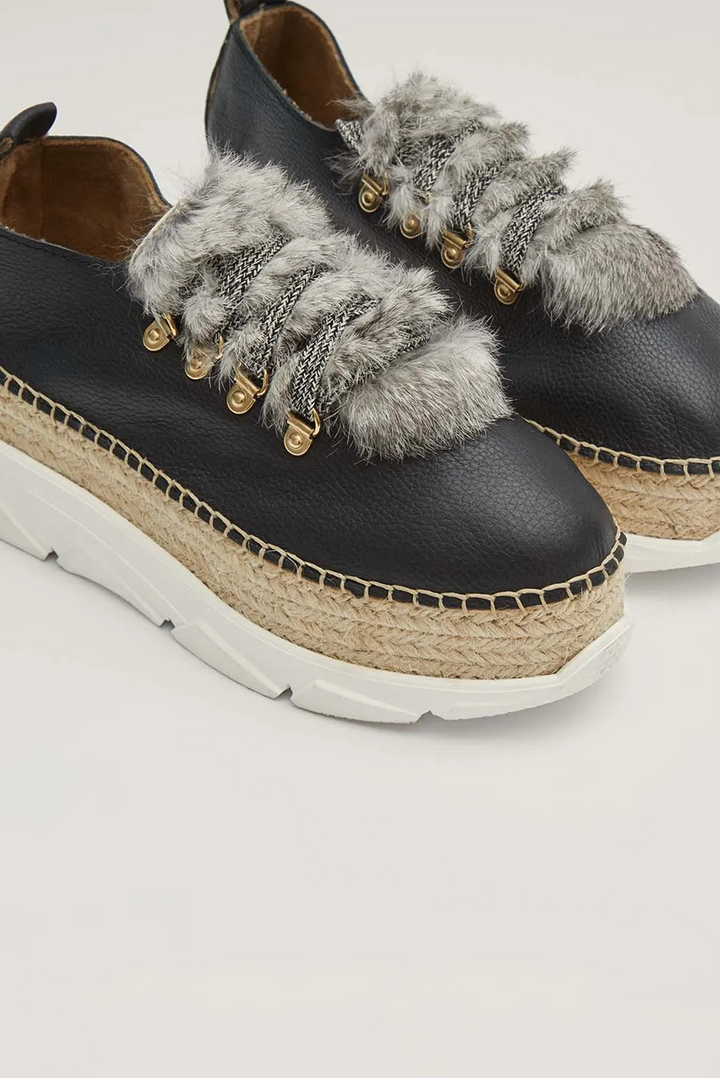 Sneakers de piel color negro y pelo con suela híbrida | Naos 31