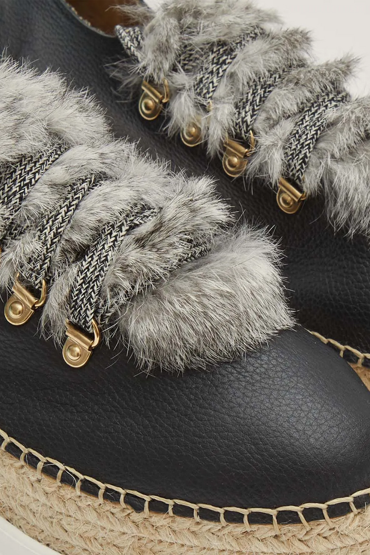 Sneakers de piel color negro y pelo con suela híbrida | Naos 31