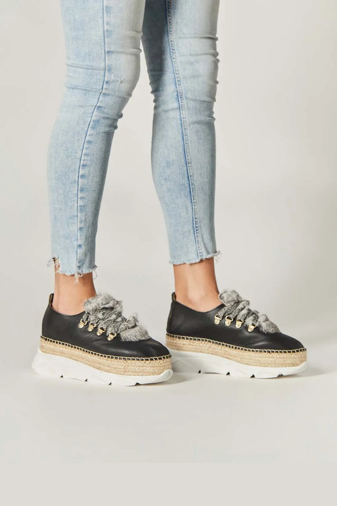 Sneakers de piel color negro y pelo con suela híbrida | Naos 31
