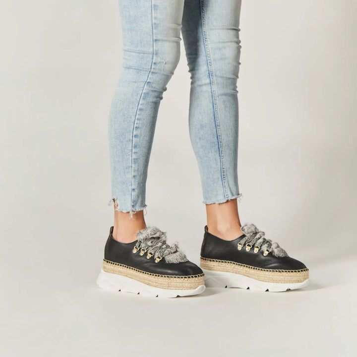 Sneakers de piel color negro y pelo con suela híbrida | Naos 31