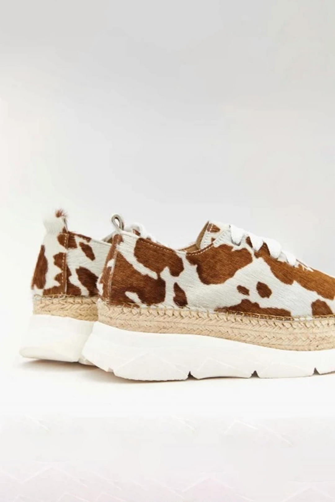 Sneakers animal print vaca con suela de yute y goma | Naos 90
