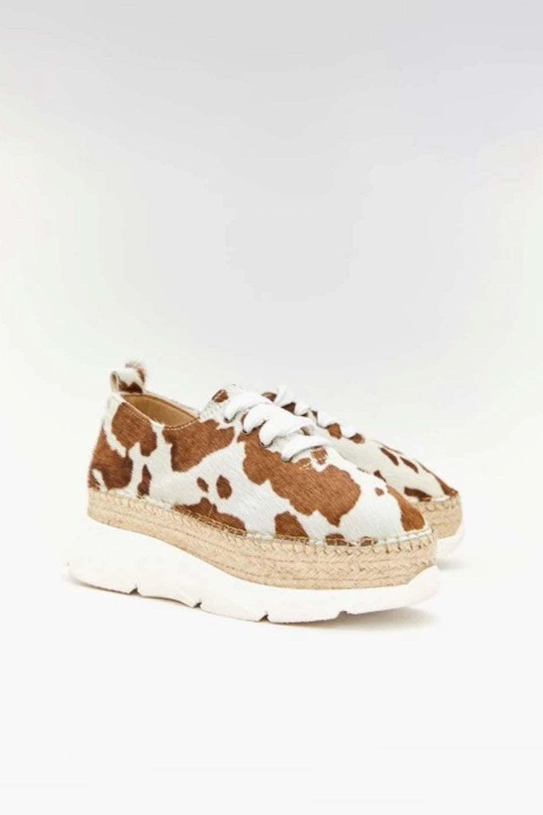 Sneakers animal print vaca con suela de yute y goma | Naos 90