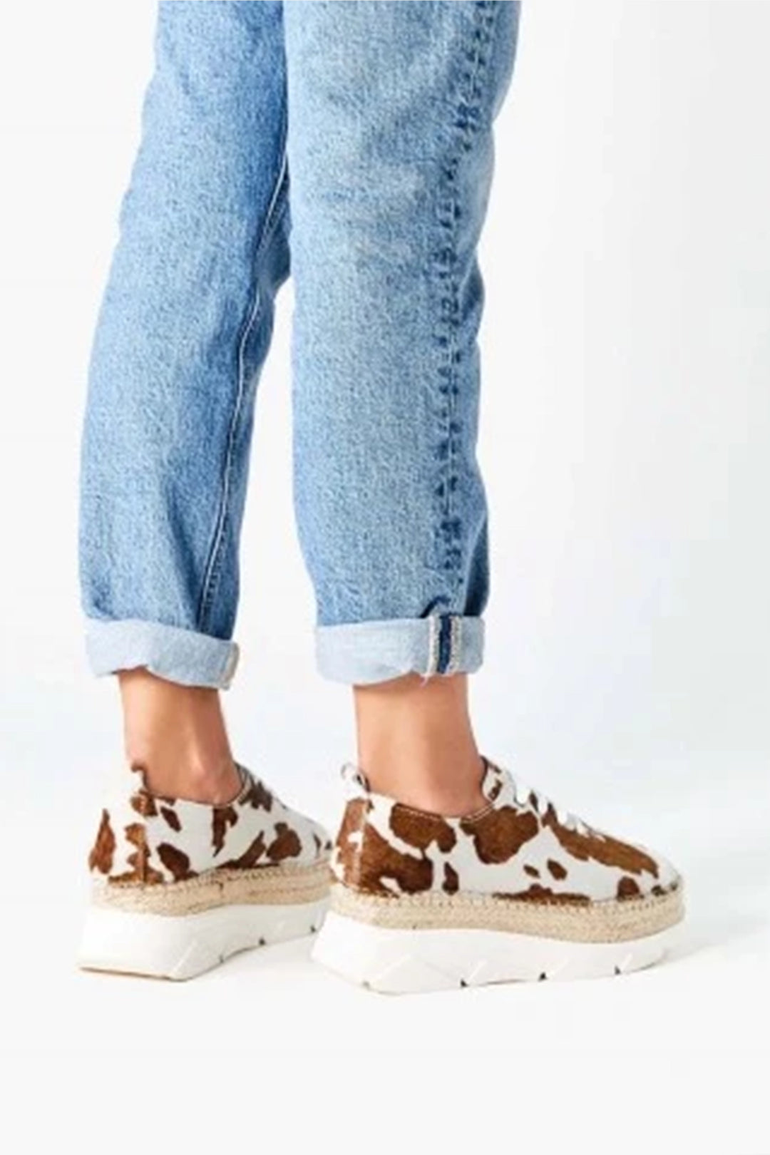 Sneakers animal print vaca con suela de yute y goma | Naos 90