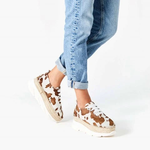 Sneakers animal print vaca con suela de yute y goma | Naos 90