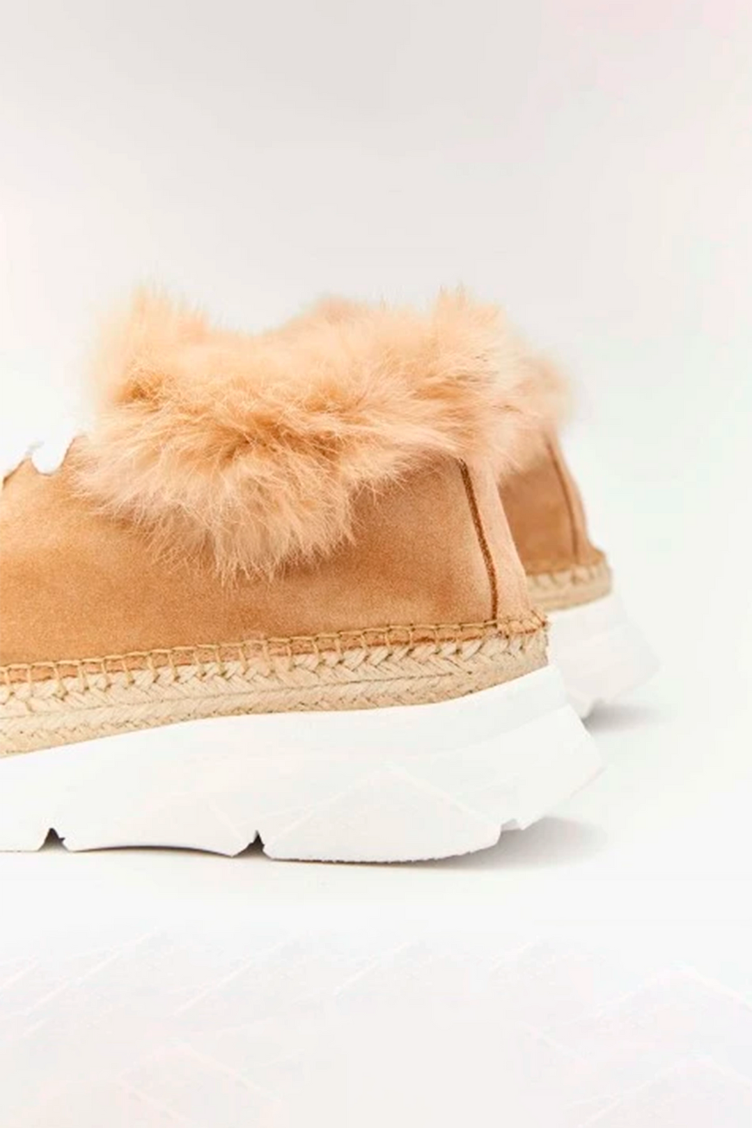 Zapatillas mujer en serraje canela con pelo | Naos 91